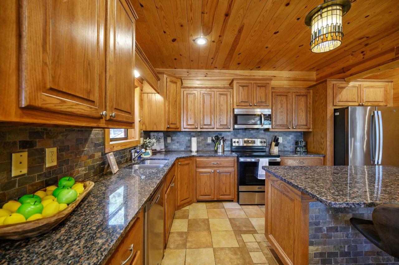 The Eastwood Spacious Retreat With 4 King En-Suites - Hot Tub - Pet-Friendly - Cozy Fire Pit - Prime Location - Multi-Family Broken Bow Eksteriør billede