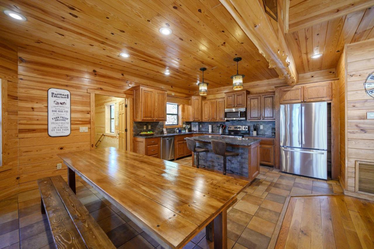 The Eastwood Spacious Retreat With 4 King En-Suites - Hot Tub - Pet-Friendly - Cozy Fire Pit - Prime Location - Multi-Family Broken Bow Eksteriør billede