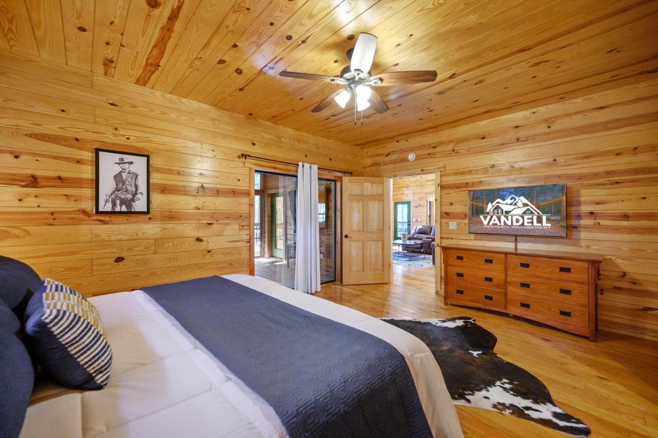 The Eastwood Spacious Retreat With 4 King En-Suites - Hot Tub - Pet-Friendly - Cozy Fire Pit - Prime Location - Multi-Family Broken Bow Eksteriør billede