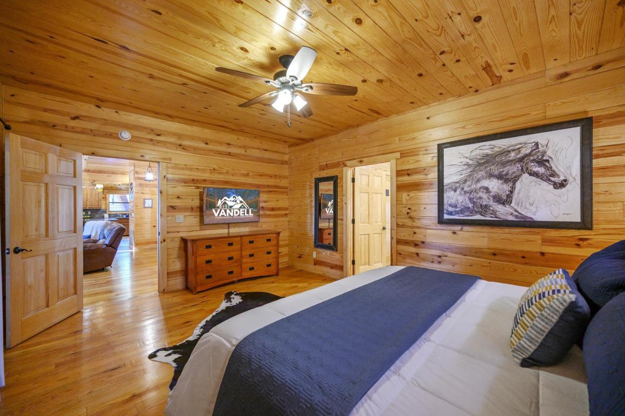 The Eastwood Spacious Retreat With 4 King En-Suites - Hot Tub - Pet-Friendly - Cozy Fire Pit - Prime Location - Multi-Family Broken Bow Eksteriør billede