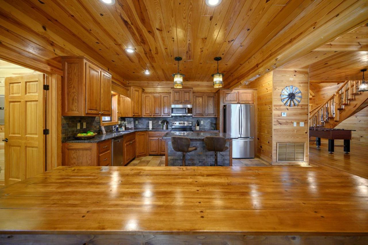 The Eastwood Spacious Retreat With 4 King En-Suites - Hot Tub - Pet-Friendly - Cozy Fire Pit - Prime Location - Multi-Family Broken Bow Eksteriør billede