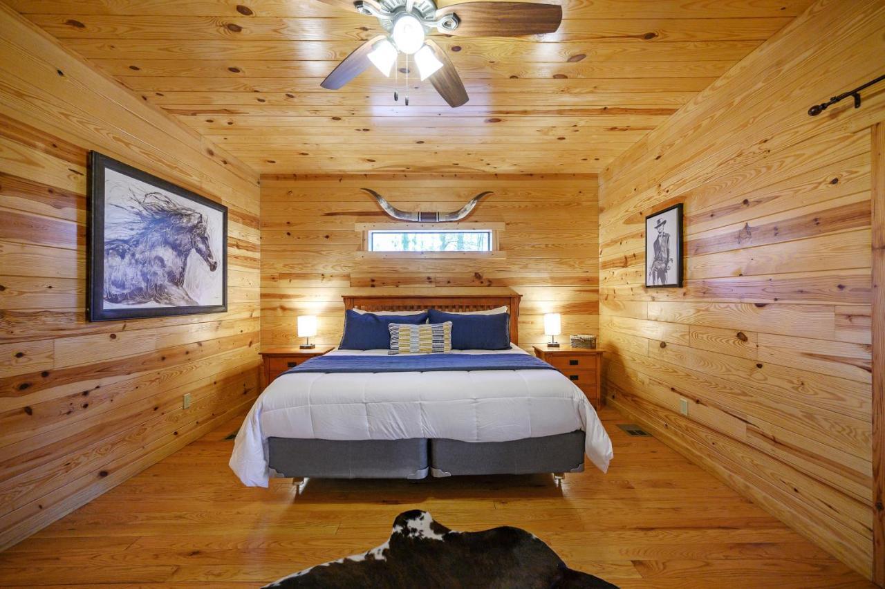 The Eastwood Spacious Retreat With 4 King En-Suites - Hot Tub - Pet-Friendly - Cozy Fire Pit - Prime Location - Multi-Family Broken Bow Eksteriør billede