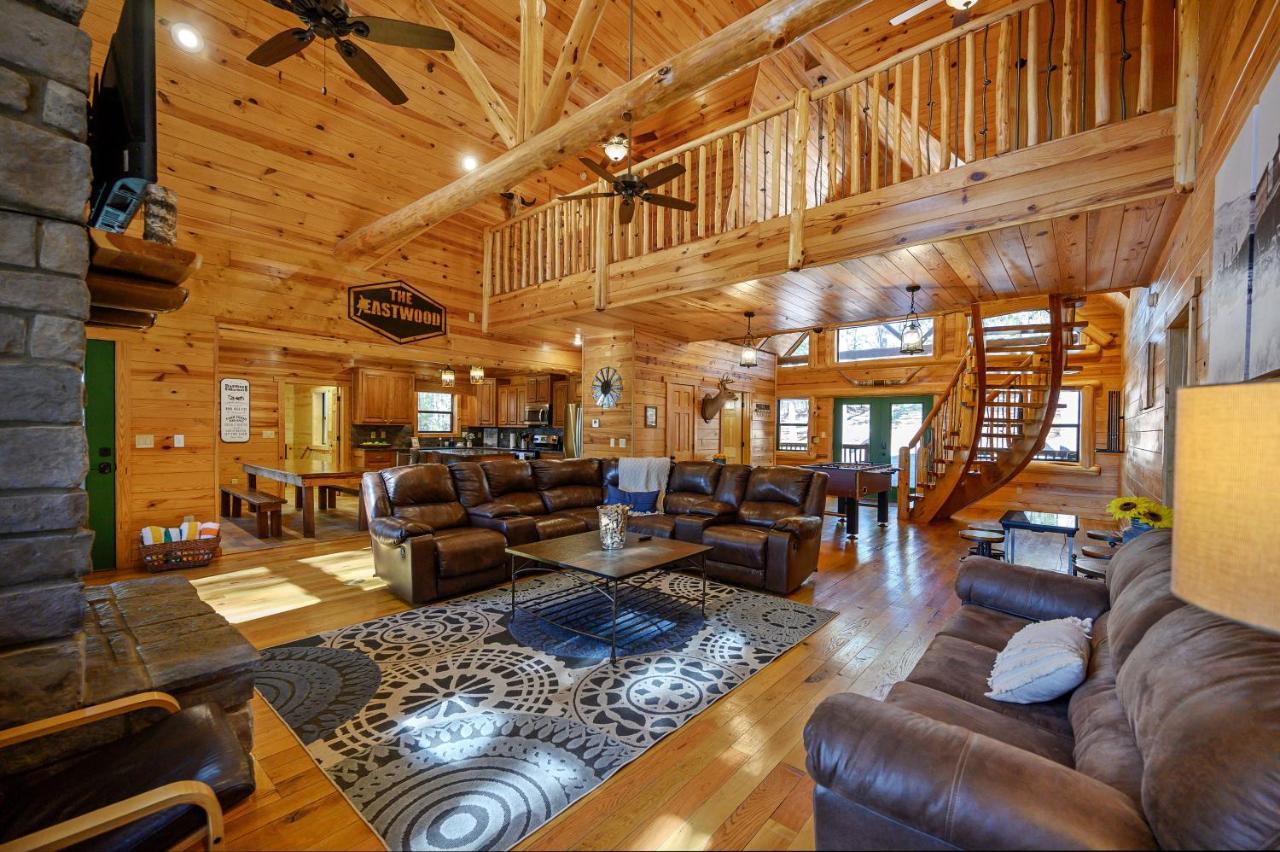 The Eastwood Spacious Retreat With 4 King En-Suites - Hot Tub - Pet-Friendly - Cozy Fire Pit - Prime Location - Multi-Family Broken Bow Eksteriør billede