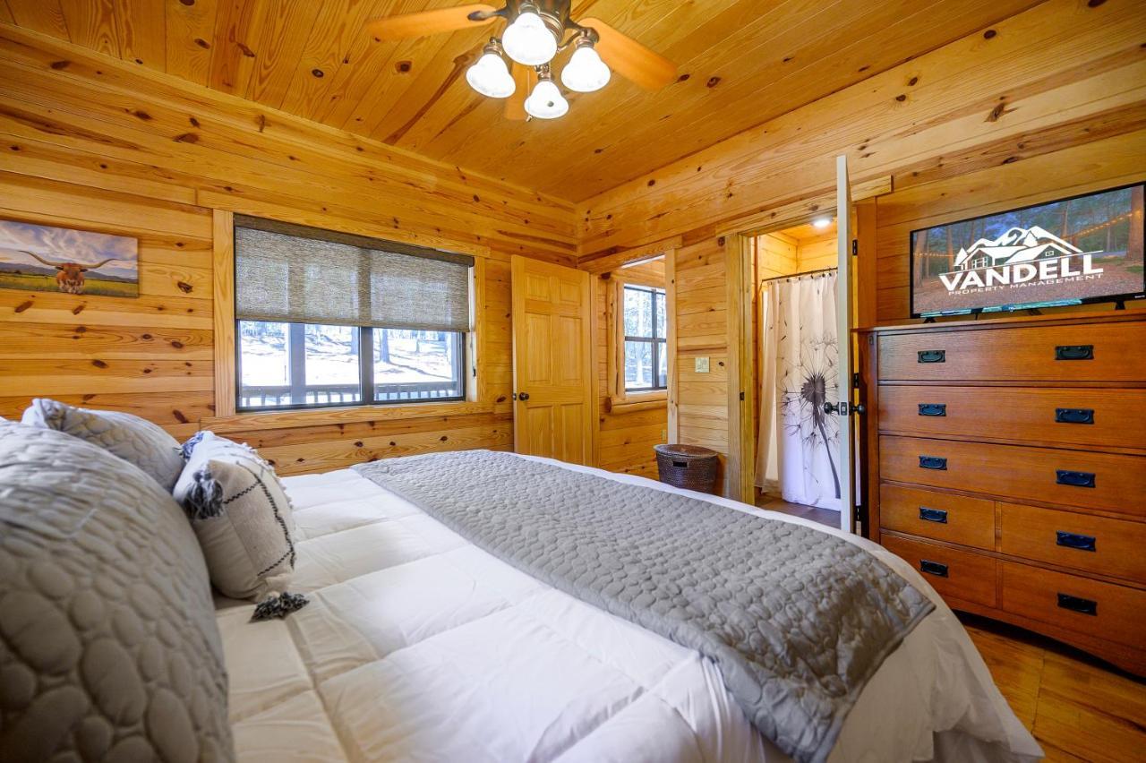The Eastwood Spacious Retreat With 4 King En-Suites - Hot Tub - Pet-Friendly - Cozy Fire Pit - Prime Location - Multi-Family Broken Bow Eksteriør billede