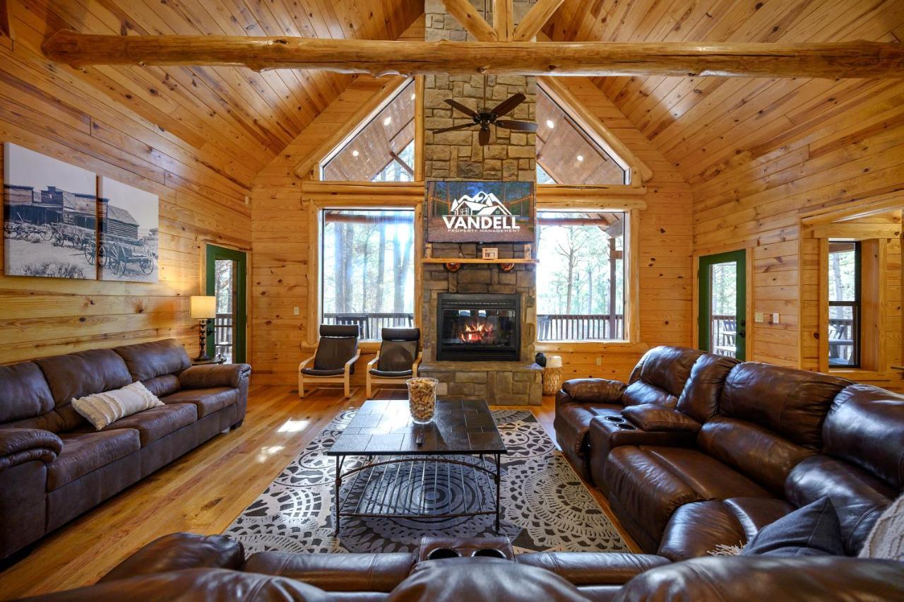 The Eastwood Spacious Retreat With 4 King En-Suites - Hot Tub - Pet-Friendly - Cozy Fire Pit - Prime Location - Multi-Family Broken Bow Eksteriør billede