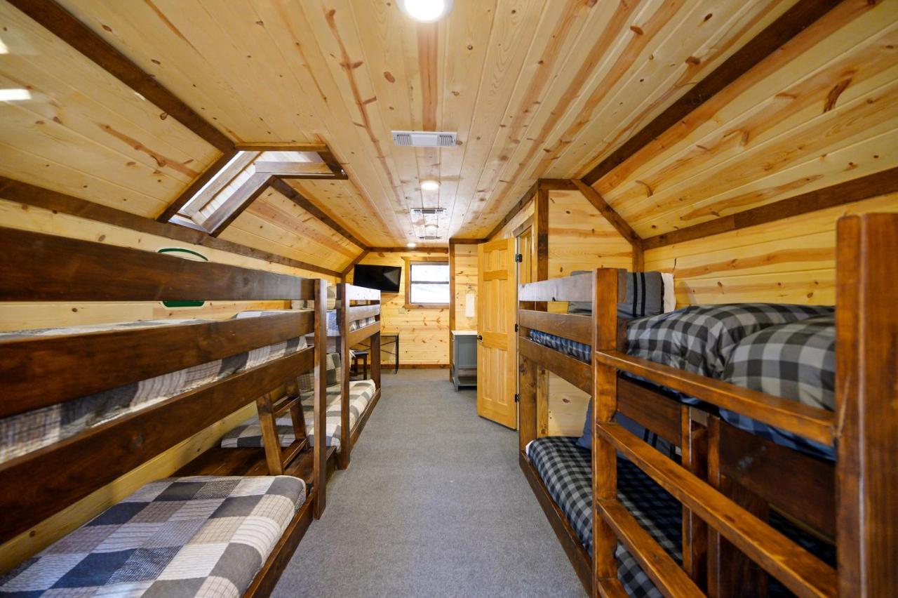 The Eastwood Spacious Retreat With 4 King En-Suites - Hot Tub - Pet-Friendly - Cozy Fire Pit - Prime Location - Multi-Family Broken Bow Eksteriør billede