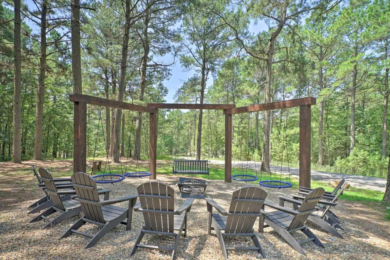 The Eastwood Spacious Retreat With 4 King En-Suites - Hot Tub - Pet-Friendly - Cozy Fire Pit - Prime Location - Multi-Family Broken Bow Eksteriør billede