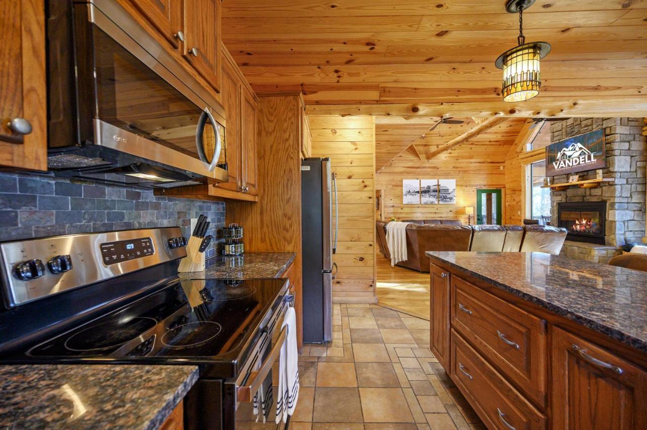 The Eastwood Spacious Retreat With 4 King En-Suites - Hot Tub - Pet-Friendly - Cozy Fire Pit - Prime Location - Multi-Family Broken Bow Eksteriør billede