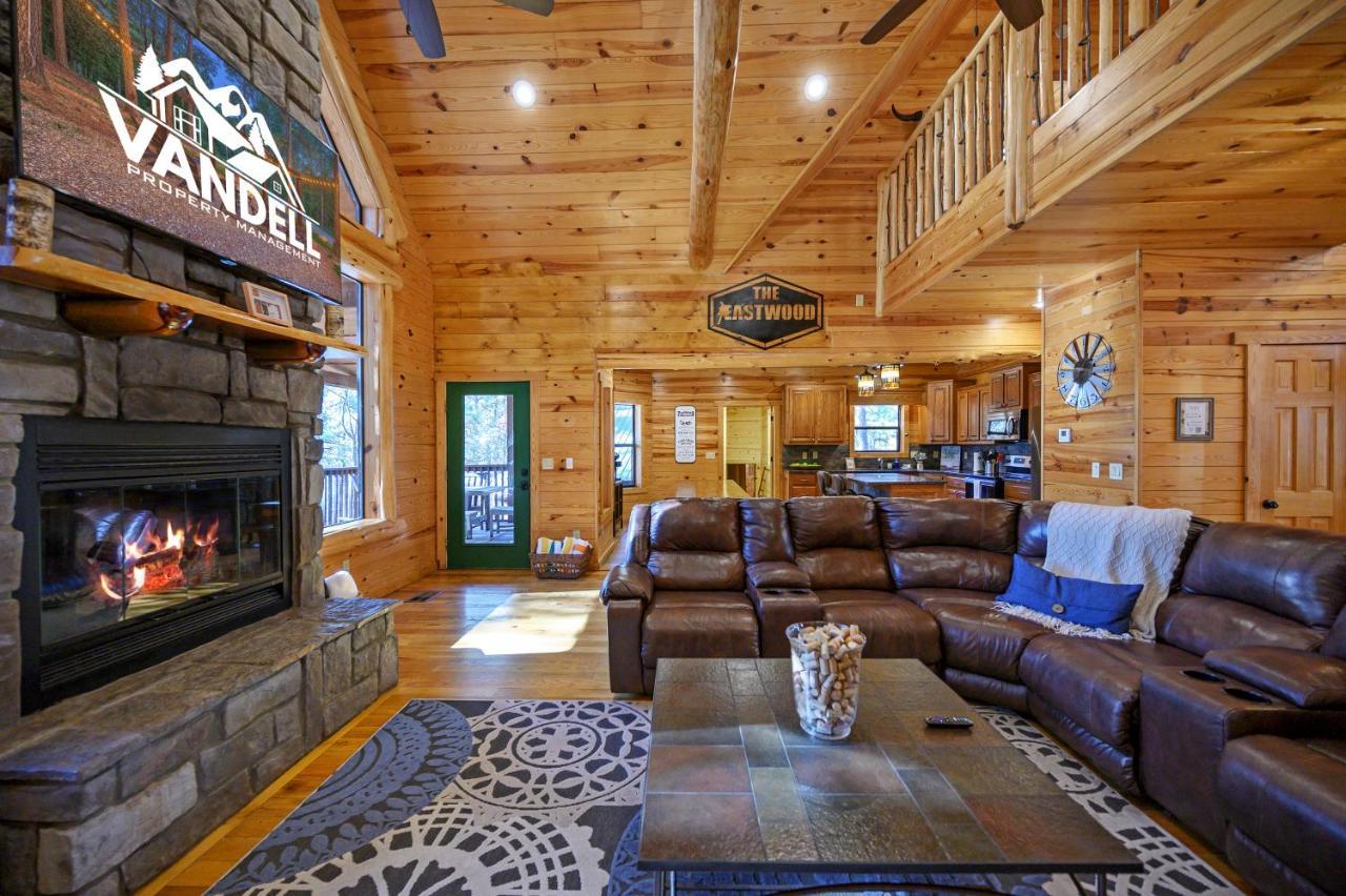 The Eastwood Spacious Retreat With 4 King En-Suites - Hot Tub - Pet-Friendly - Cozy Fire Pit - Prime Location - Multi-Family Broken Bow Eksteriør billede