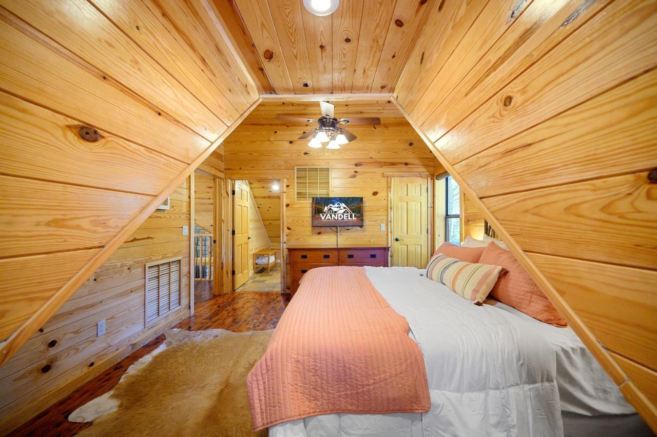 The Eastwood Spacious Retreat With 4 King En-Suites - Hot Tub - Pet-Friendly - Cozy Fire Pit - Prime Location - Multi-Family Broken Bow Eksteriør billede