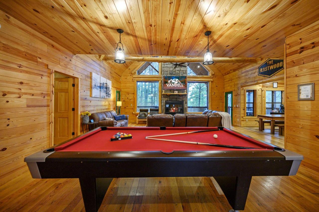 The Eastwood Spacious Retreat With 4 King En-Suites - Hot Tub - Pet-Friendly - Cozy Fire Pit - Prime Location - Multi-Family Broken Bow Eksteriør billede